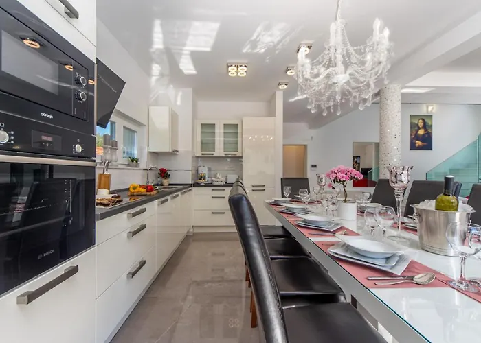 Willa Shaula By Guide