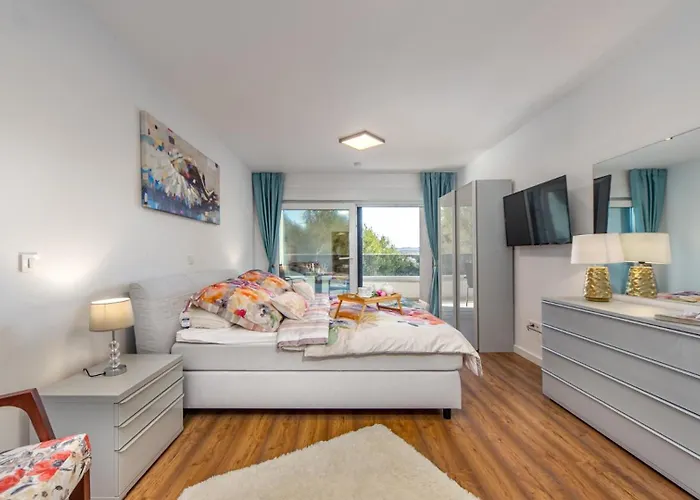 Willa Shaula By Guide