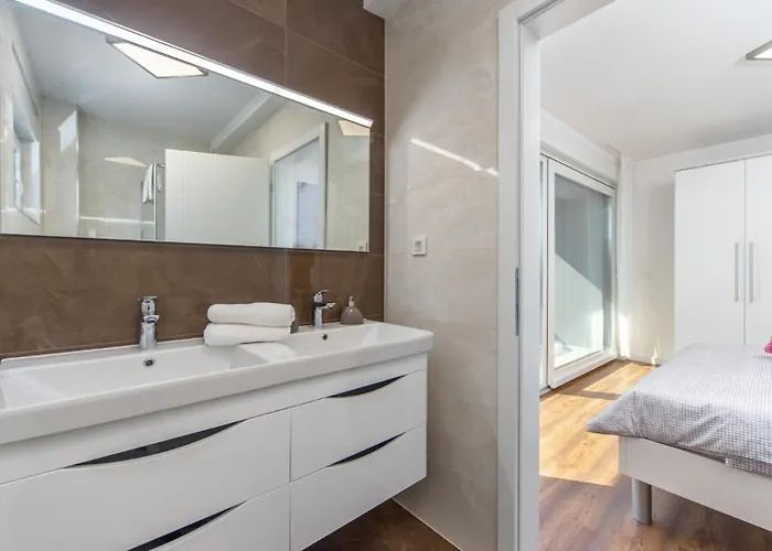 Shaula By Guide Willa Szybenik